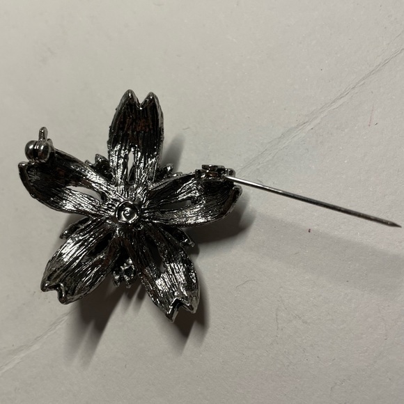 Silver vintage flower pin - Picture 2 of 2
